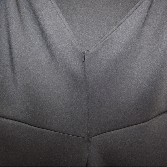 Black gown (women’s XL) - Picture 11 of 12